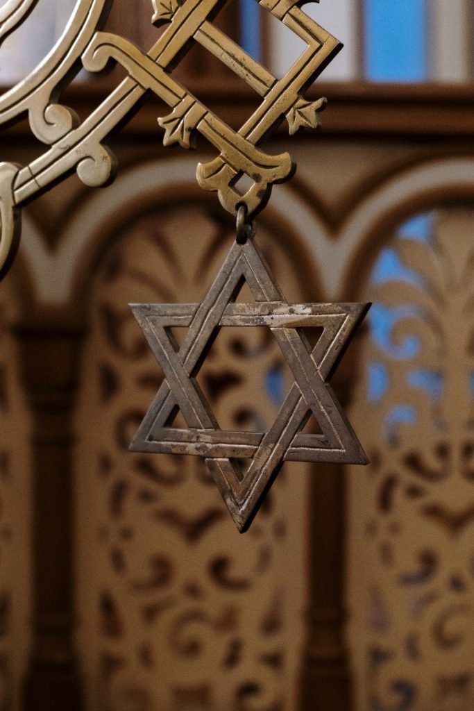 מגן דוד תלוי בבית כנסת