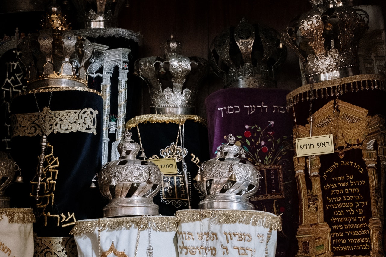 ספרי תורה עם כתרי כסף בארון קודש