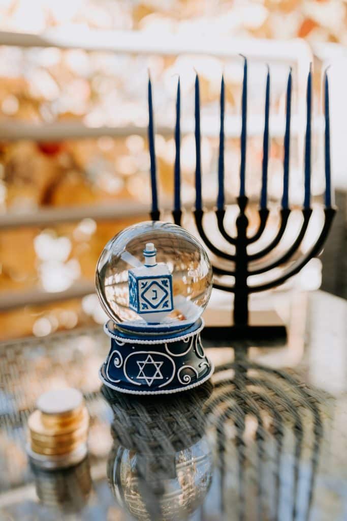 מוצרי יודאיקה על גבי שולחן
