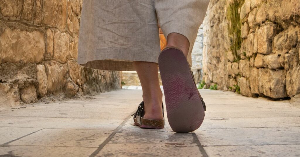 1. סנדלים נוחים לטיולים ארוכים