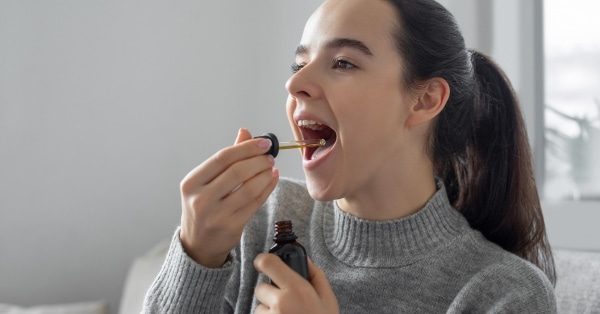אישה הנוטלת שמן CBD