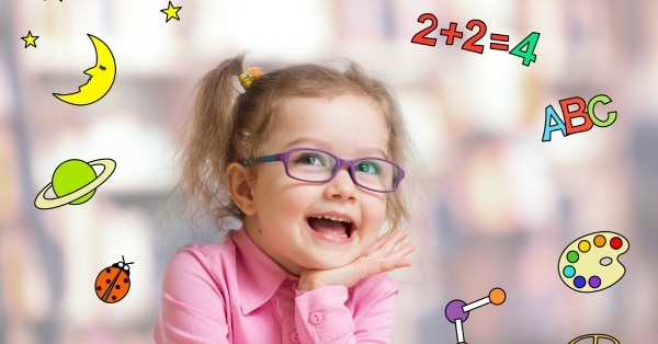 ילד חכם במשקפיים קורא ספר